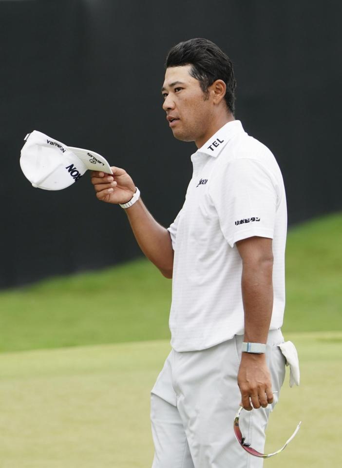 　ホールアウトする松山英樹（共同）