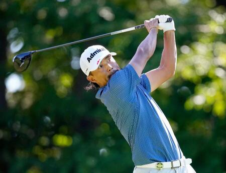 　最終日、１８番でティーショットを放つ小平智。通算２４アンダーで優勝