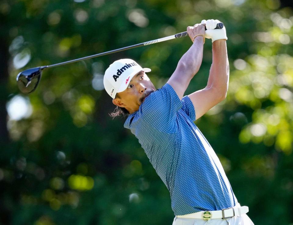 　最終日、１８番でティーショットを放つ小平智。通算２４アンダーで優勝