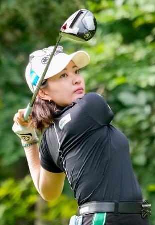 　第１日、３番でティーショットを放つ永井花奈。７アンダーで首位＝北海道ＣＣ