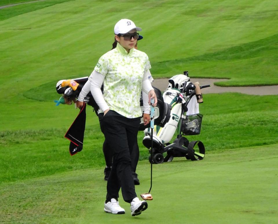 　９番で連続バーディーフィニッシュを決めるアマチュアの中沢瑠来