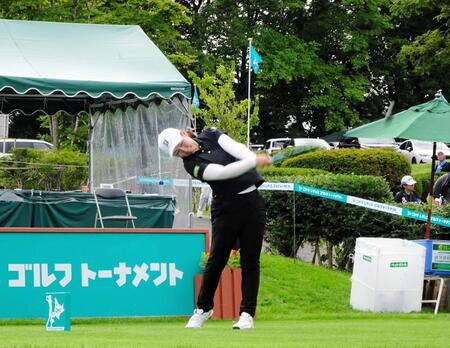 　１０番でティーショットを打つアマチュアの中沢瑠来