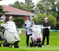 　１０番ティーグラウンドで笑顔を見せるアマチュアの中沢瑠来