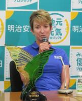 優勝者に贈られるトロフィーを前に、意気込みを語るカリー・ウェブ