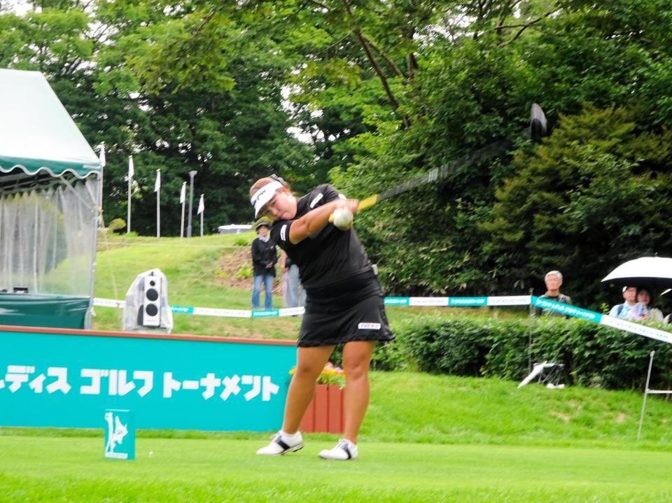 　２打伸ばし折り返し１番ティーショットを打つささきしょうこ