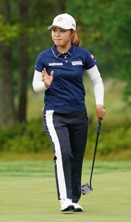 　第２ラウンド、１５番でバーディーを決め、拍手に応える古江彩佳＝ＴＰＣボストン（共同）