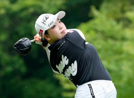 　第３日、６番でティーショットを放つ後藤未有。通算１０アンダーで首位＝北海道ＣＣ