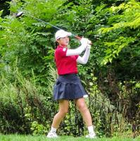 　ショットの行方を見つめる吉沢柚月