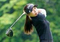 　第３日、６番でティーショットを放つ大出瑞月。通算９アンダーで２位