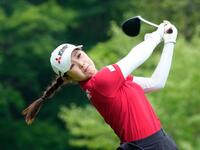 　第３日、６番でティーショットを放つ吉沢柚月。通算８アンダーで６位