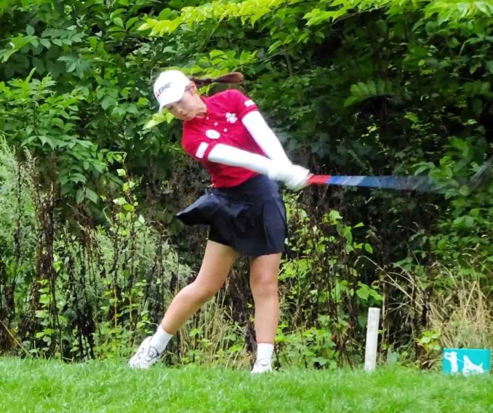 　ティーショットを打つ吉沢柚月