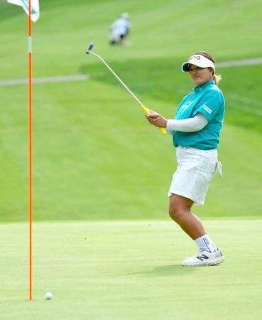 　１８番でバーディーパットを外した鈴木愛