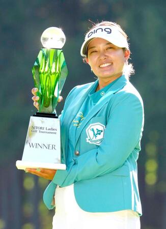 　優勝し、トロフィーを手に笑顔の鈴木愛