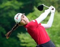 　６番でティーショットを放つ吉沢柚月