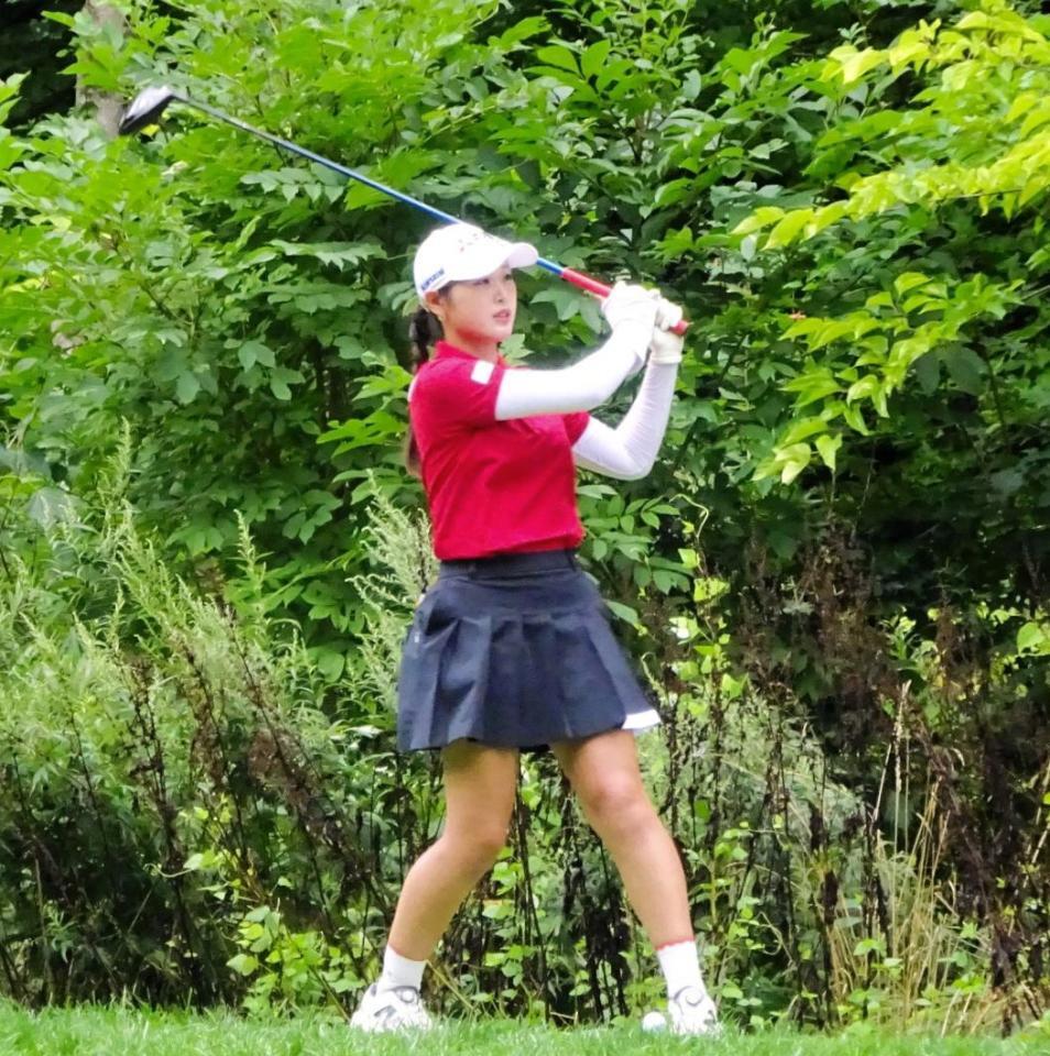 　ショットの行方を見つめる吉沢柚月