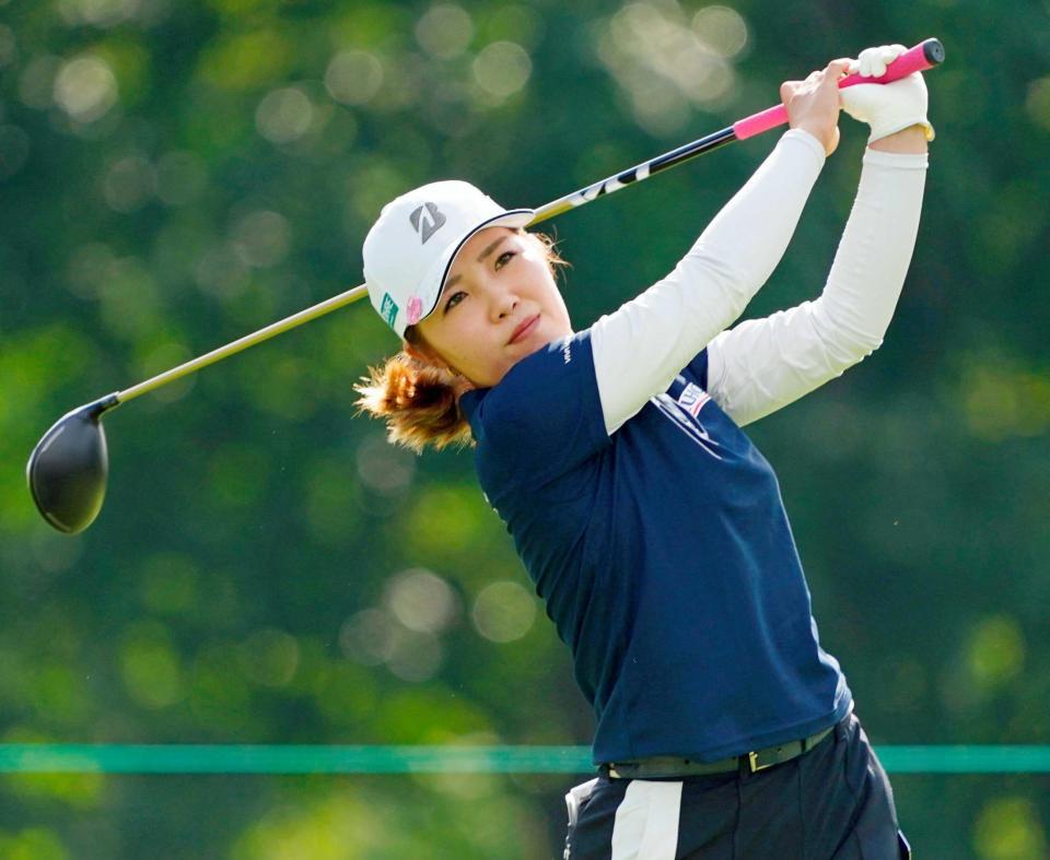 　第２ラウンド、１７番でティーショットを放つ古江彩佳（共同）