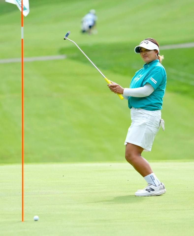 　１８番でバーディーパットを外した鈴木愛