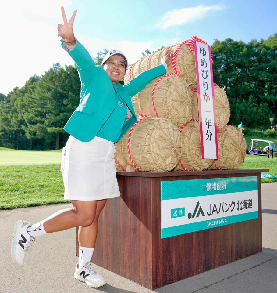 　優勝し、笑顔でポーズをとる鈴木愛