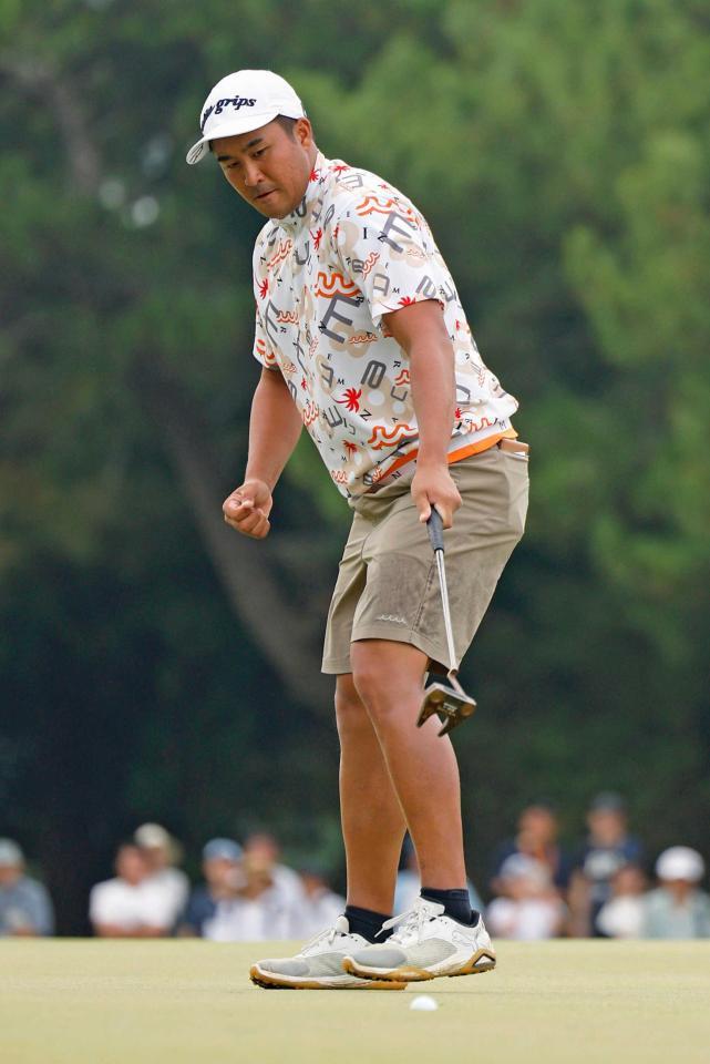 　１８番でパーパットを沈め、ガッツポーズする小斉平優和。通算１８アンダーでツアー初優勝を果たした