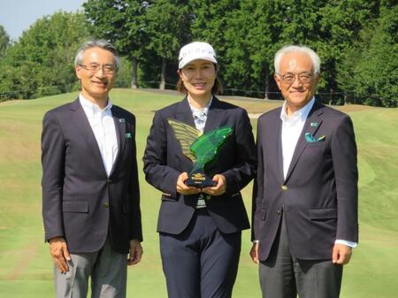 　優勝した李知姫（中央）と明治安田の永島英器（左）と根岸秋男会長