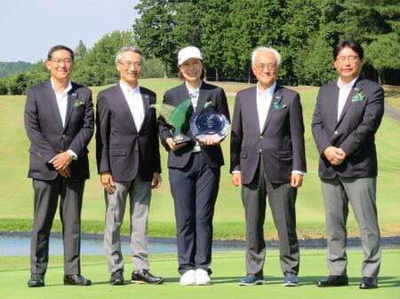 　記念撮影に収まる（左から）明治安田の中村篤志副社長、永島英器社長、優勝した李知姫、根岸秋男会長、竹下徹洋・神奈川本部長