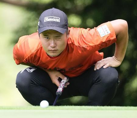 　第２日、１０番でラインを読む長野泰雅。通算８アンダーで首位＝富士桜ＣＣ