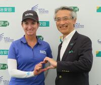 　戦いを終え、明治安田の永島英器社長（右）からねぎらわれるカリー・ウェブ