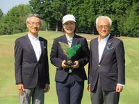 　優勝した李知姫（中央）と明治安田の永島英器（左）と根岸秋男会長