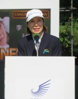 　優勝の喜びを語る李知姫