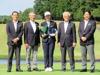 　記念撮影に収まる（左から）明治安田の中村篤志副社長、永島英器社長、優勝した李知姫、根岸秋男会長、竹下徹洋・神奈川本部長