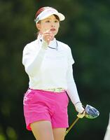 　６番のティーショット後、ボールの行方を追う政田夢乃