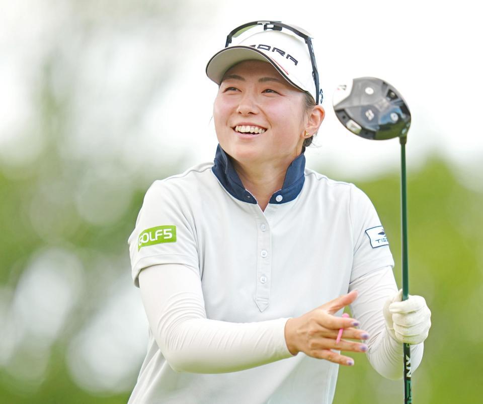 　１８番のティーショット後、笑顔を見せる中沢瑠来