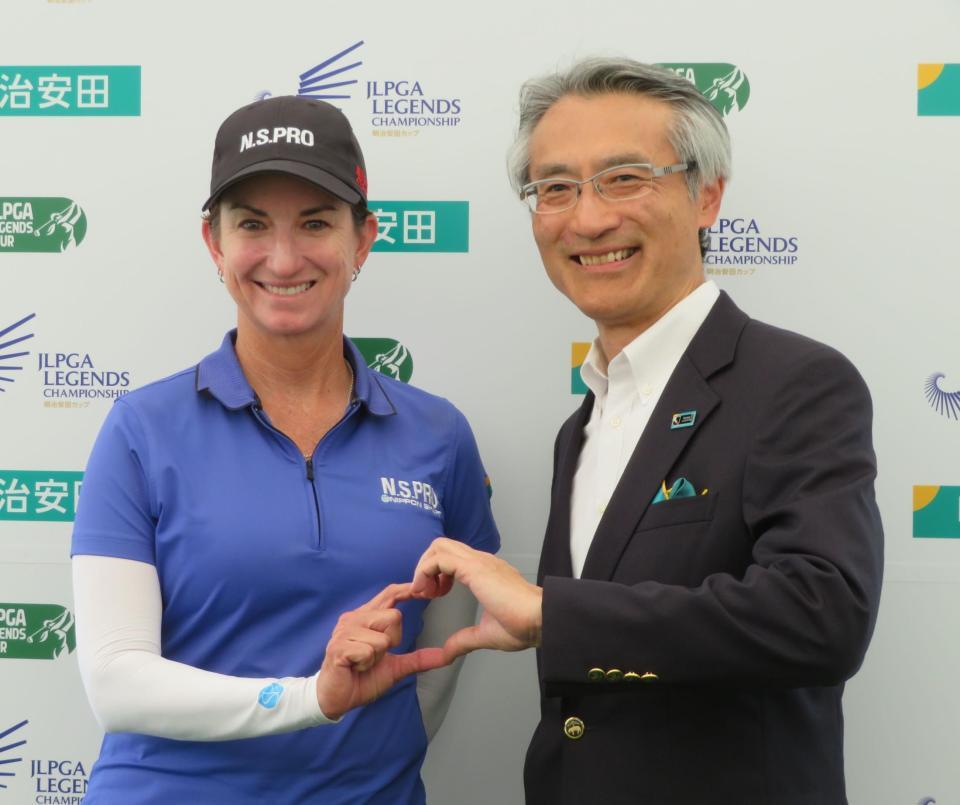 　戦いを終え、明治安田の永島英器社長（右）からねぎらわれるカリー・ウェブ