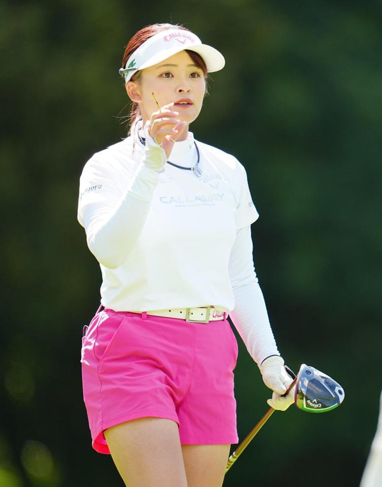 　６番のティーショット後、ボールの行方を追う政田夢乃