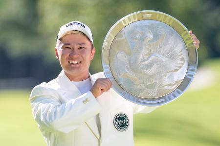 　通算１０アンダーでツアー初優勝を果たした長野泰雅＝富士桜ＣＣ