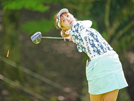 　６番でティーショットを放つ都玲華