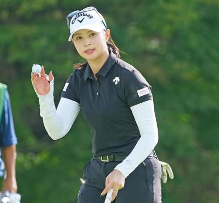 　通算１１アンダーでホールアウトする柏原明日架