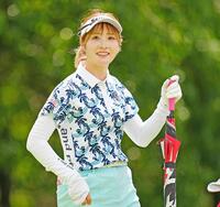 　６番のティーショット後、笑顔でボールの行方を追う都玲華
