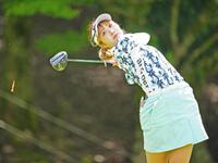 　６番でティーショットを放つ都玲華