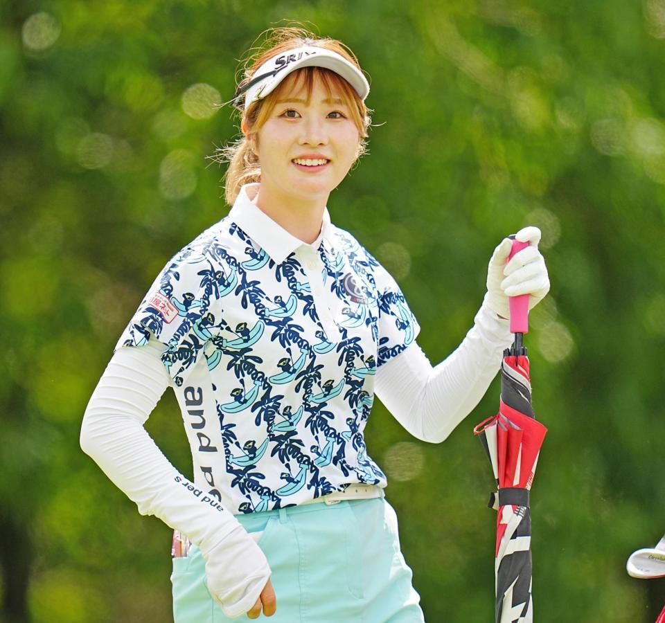 　６番のティーショット後、笑顔でボールの行方を追う都玲華