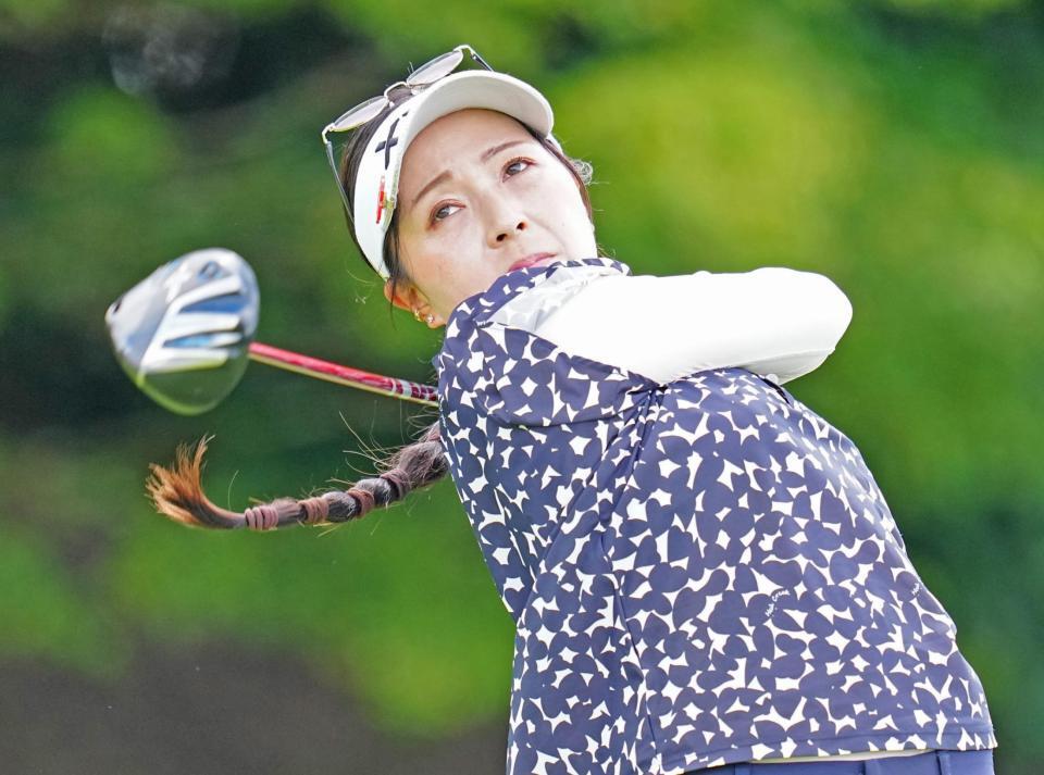 　６番でティーショットを放つ青木瀬令奈