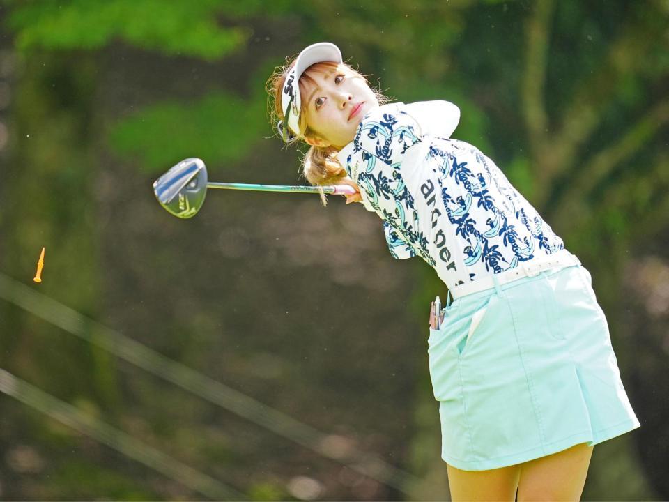 　６番でティーショットを放つ都玲華