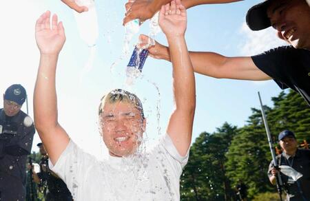 　ツアー初優勝を果たし、仲間から水をかけられる長野泰雅