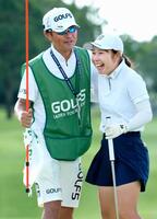 　通算１２アンダーでツアー初優勝を果たし、キャディーと喜ぶ荒木優奈（右）