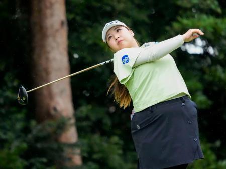 　第１日、４アンダーで暫定首位の小林光希。雷雲接近のためサスペンデッドとなった＝大洗ＧＣ