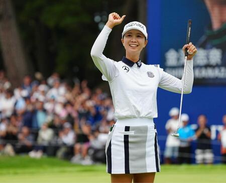 　優勝を決めガッツポーズを見せる金沢志奈