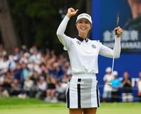 　優勝を決めガッツポーズを見せる金沢志奈