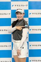 　ワッペンを指さす小祝さくら