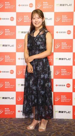 　ドレスアップし笑顔を見せる吉田鈴