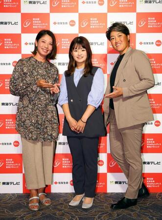 　ドレスアップし笑顔を見せる（左から）森田理香子、政田夢乃、工藤遥加